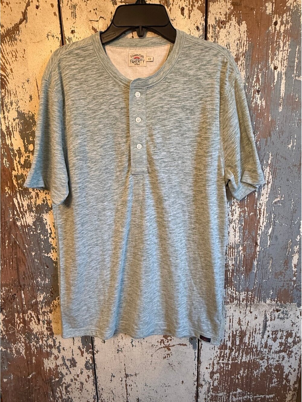 Faherty Men's Short-Sleeve Heather Henly shirt, three button Tshirt, size Small